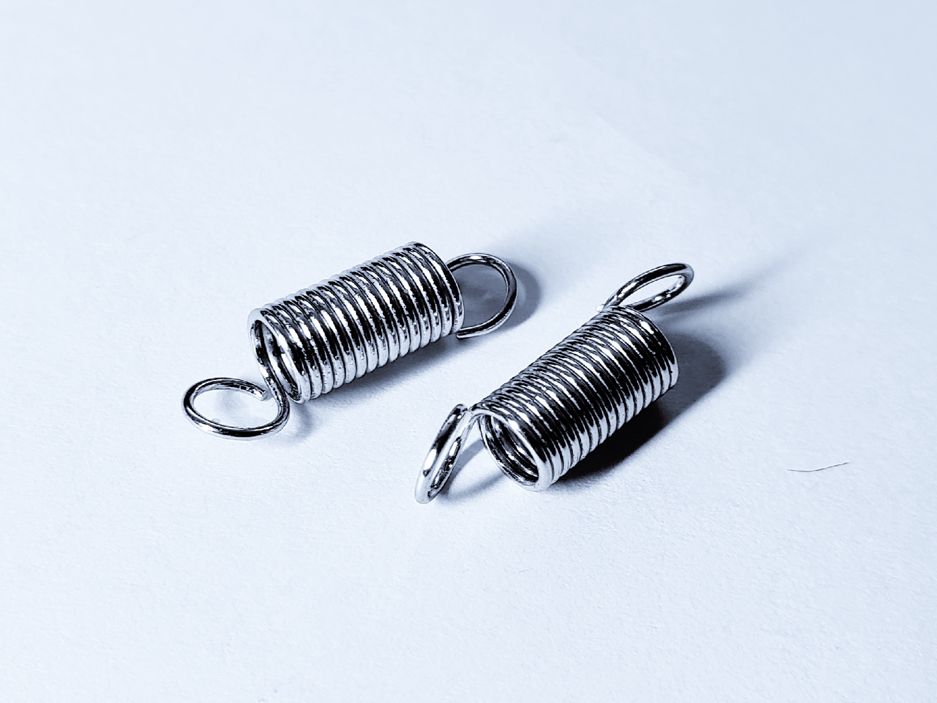 Short extension springs with oval loop ends