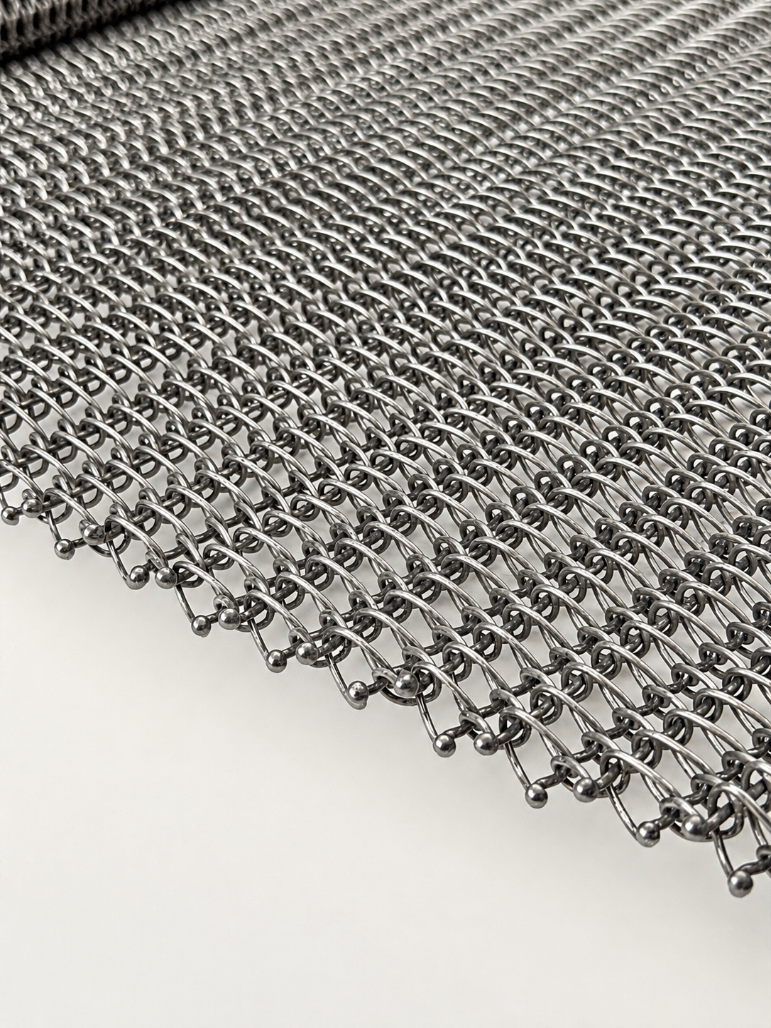 Balanced weave wire conveyor belt with ball edge
