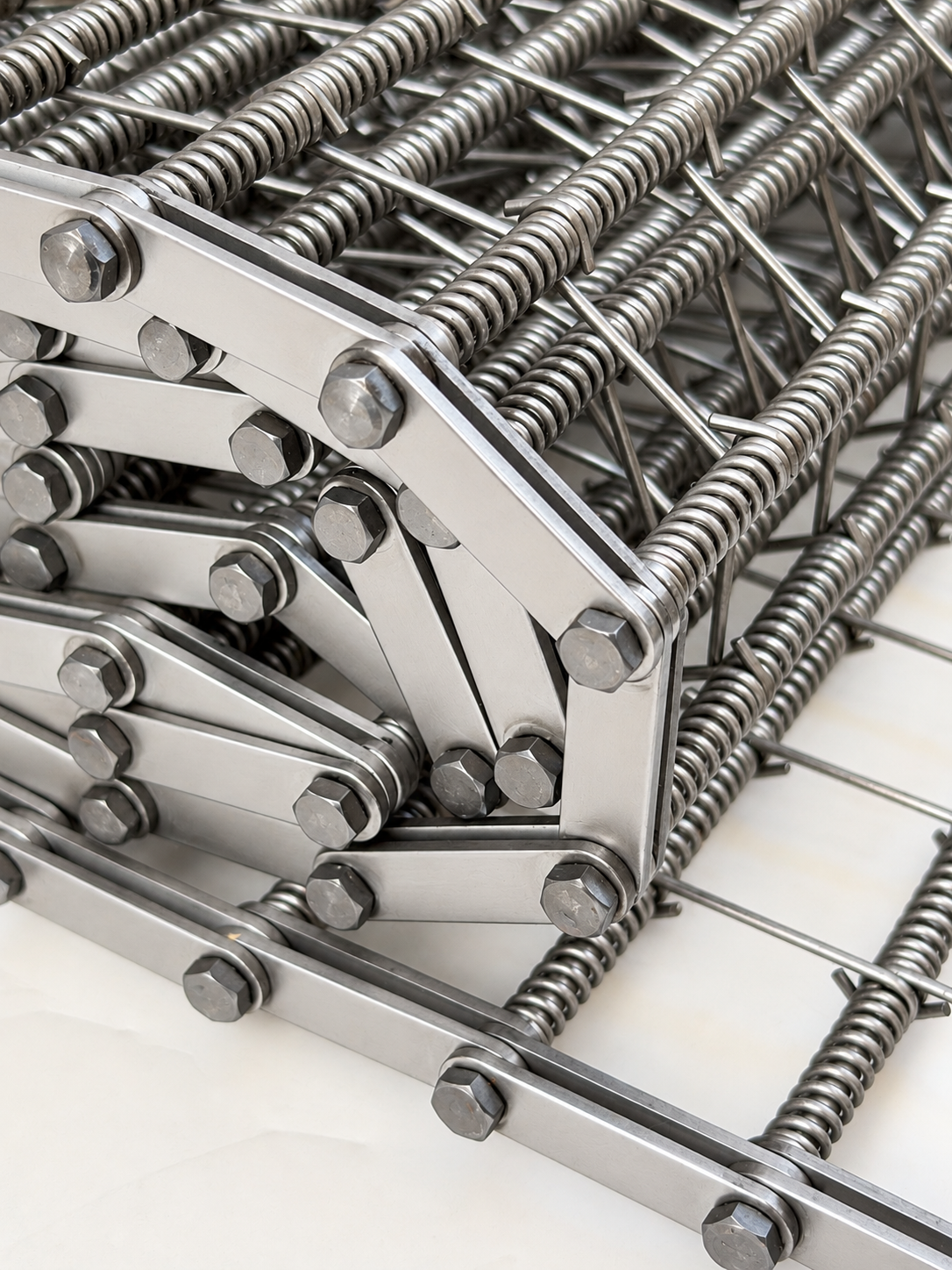 Side bar spring rod wire conveyor belt detail